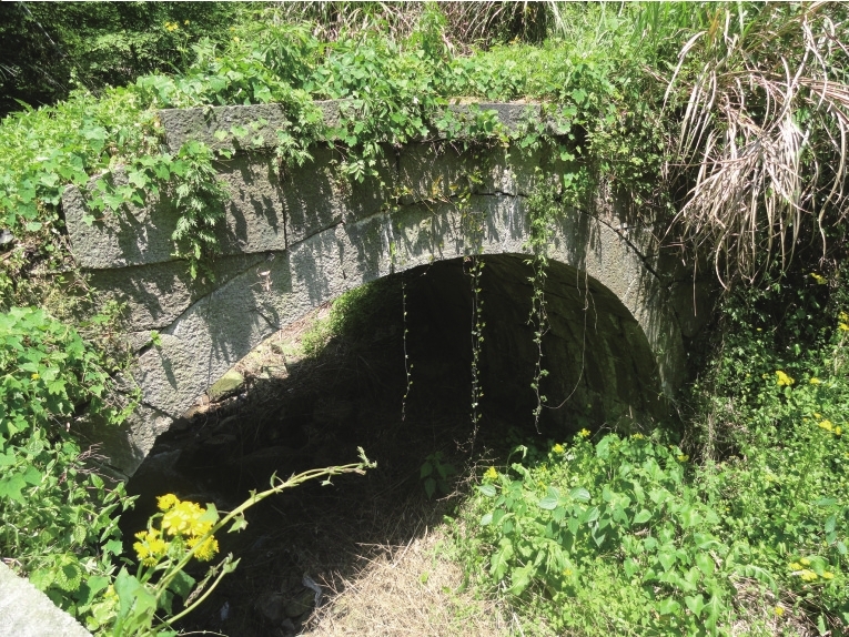 吕辉村,位于宣城东南部,地处黄山山脉和天目山结合地带,东与溪口镇