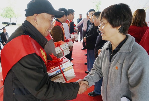 此次活动,表彰了唐香玉等9名优秀农家书屋管理员;赠与了杨先政等10名