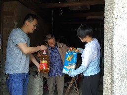 ⁮泾县茂林镇：关爱计生特殊家庭3.jpg