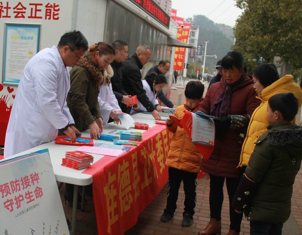 旌德县开展卫生计生民生工程集中宣传活动.2doc.jpg