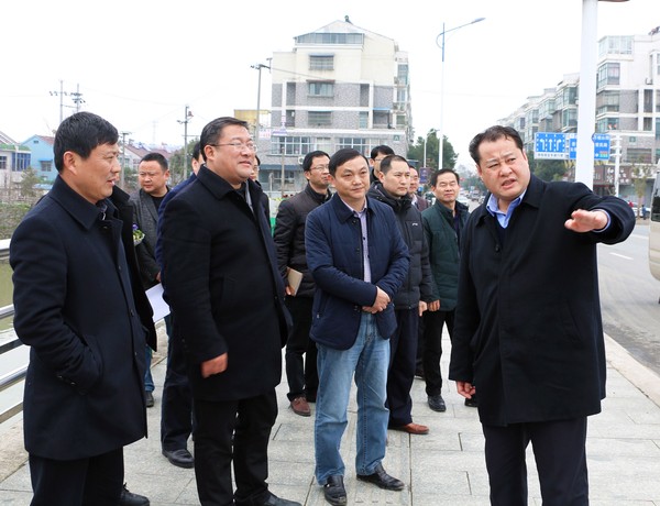 3月2日 下午,县委书记王庆武先后来到粮长河公园,中心幼儿园城西分园