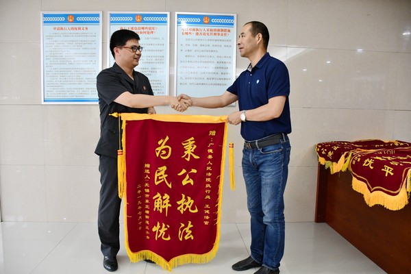 原图1 申请人向执行法官送上锦旗表示谢意.JPG