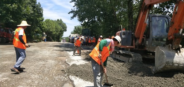 (孙爱成)针对高温天气,为避免工人中暑,县公路局合理调配,避开中午