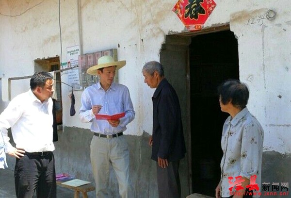 郭金友赴泾川镇岩潭村督查指导扶贫工作