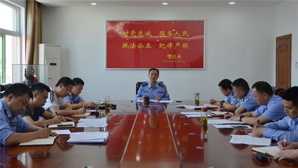 冯晓尧在县公安局组织召开党组会研究部署全国“两会”安保维稳工作