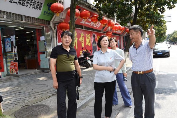 葛建荣到来苏小区指导.JPG