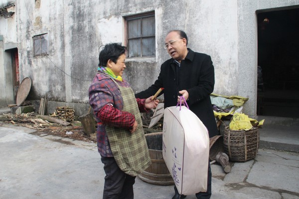 黄县长慰问扬溪.JPG