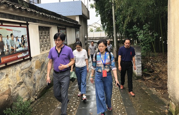 省人社厅专家与国际人才交流服务中心主任刘彦平、安徽大学旅游管理系副主任、副教授蒋海萍在临溪镇孔灵村现场指导.jpg