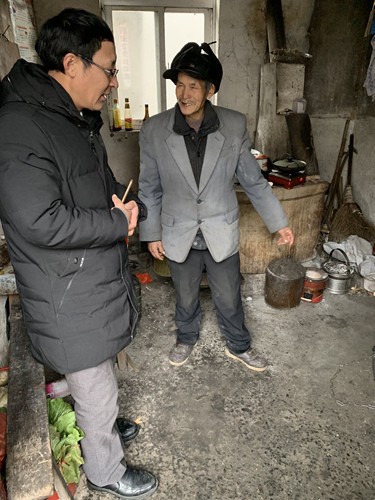 图为县档案局党组书记、局长章汉林与贫困户协商2019年巩固脱贫措施_副本.jpg