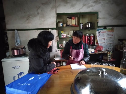 图为戴荣珍同志与贫困户分析2018年脱贫过程中存在的困难与问题_副本.jpg