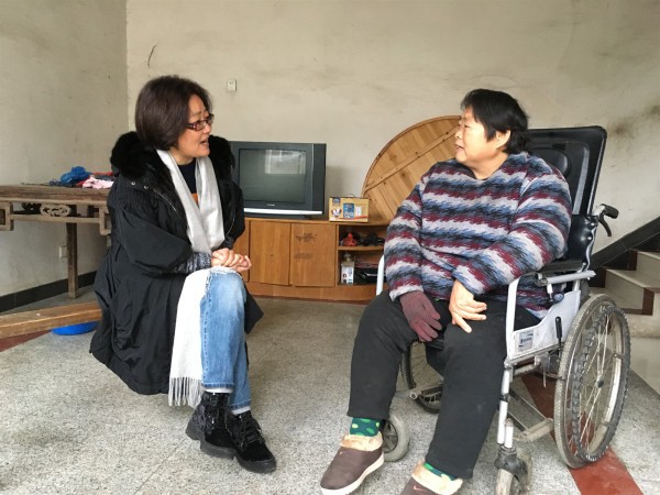县人大常委会副主任汤郁文到高迁村走访慰问困难群众.jpg