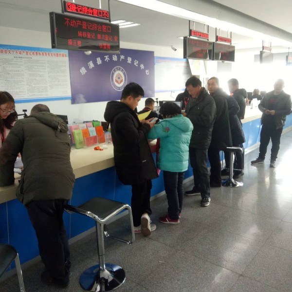 绩溪县政务中心不动产登记窗口：双举措应对年末办证高峰2.jpg