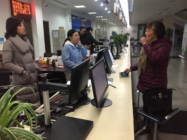县政务中心税务局窗口：办税服务周末“不打烊”.png