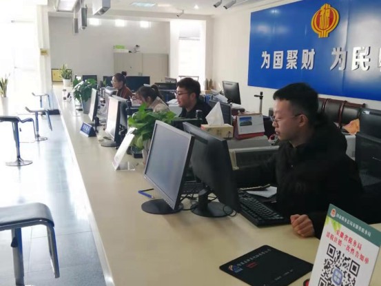 县政务服务大厅税务局窗口加班落实减税降费工作1.png