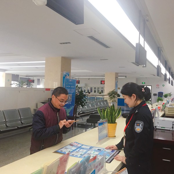 我县居民身份证缴费实现非现金支付.jpg