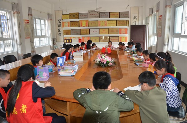 赴扬溪小学开展捐书助读志愿服务活动.JPG