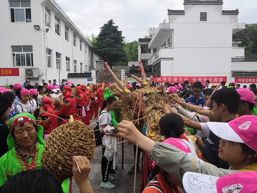 学生们参与草龙.jpg