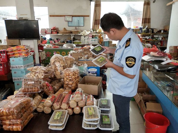 县市场监管局龙川所开展节前食品安全专项检查