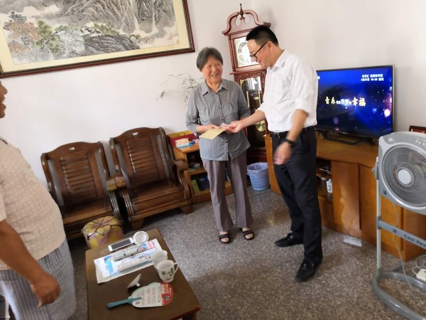 县农水局“七一”慰问生活困难党员2.jpg