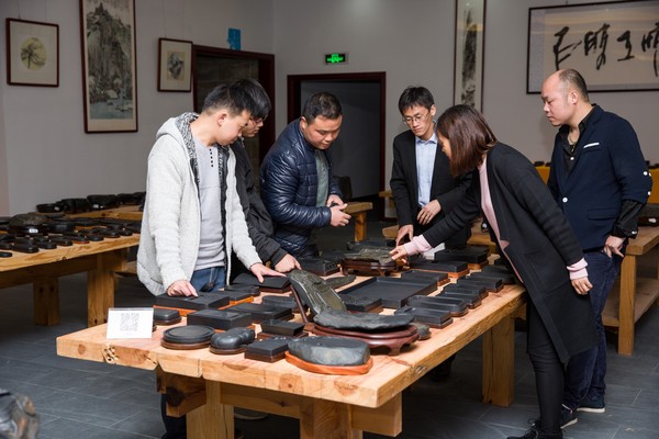 砚雕大师给客人讲解宣砚知识.jpg
