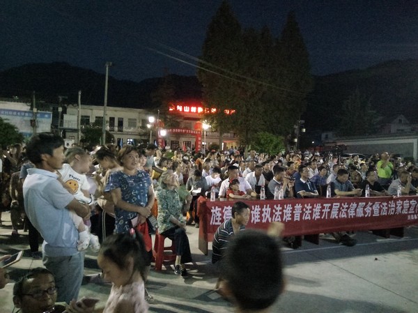 爆满的观众席（方妍摄）.jpg