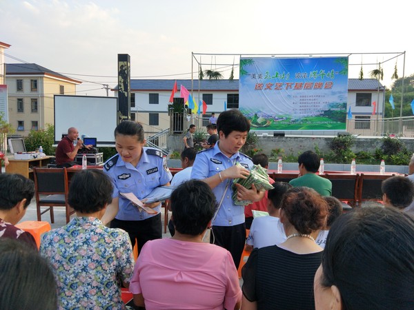 发放普法宣传资料（方妍摄）.jpg