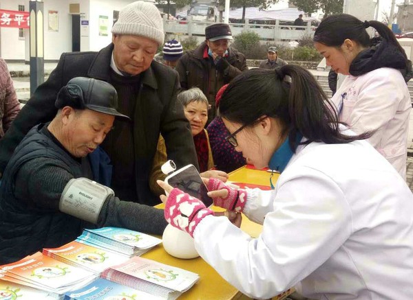 兴隆镇计生协开展年前卫生计生集中宣传服务活动.2doc.jpg