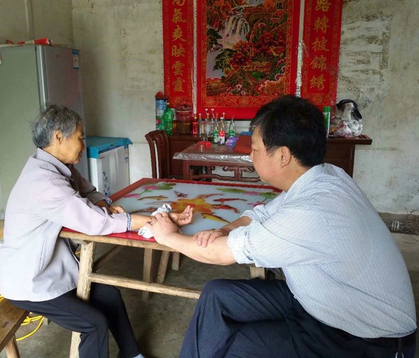 干部走访进农家，送去医疗送健康.jpg