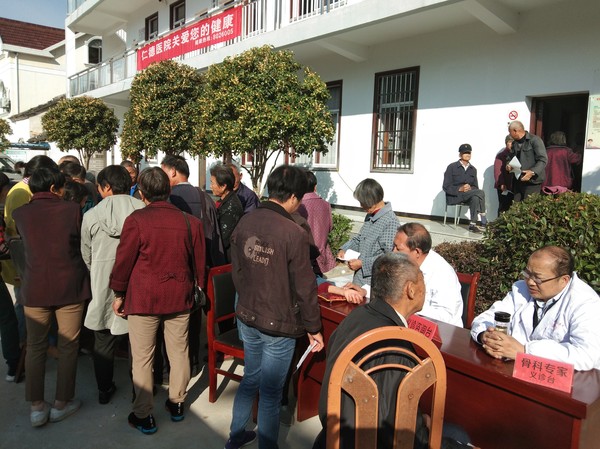 旌德仁德医院赴柳溪村开展健康扶贫义诊活动2.jpg
