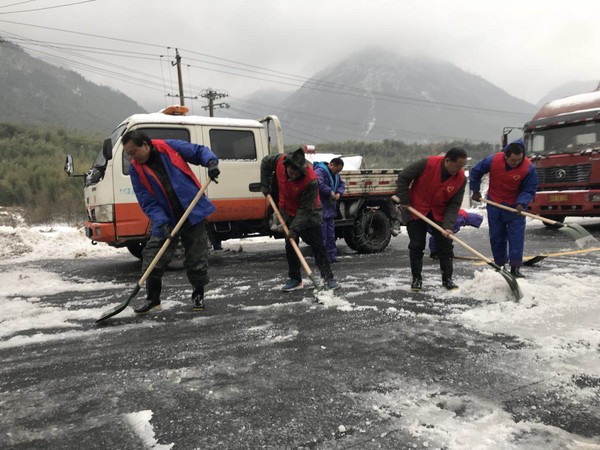 路政人员上路指挥交通 (1).jpg