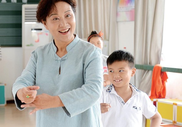 15.5月14日，杨玉屏在市第四小学教授皖南花鼓戏.jpg