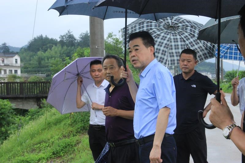 7月6日上午,孔晓宏到绩溪县开展防汛抗洪等工作.