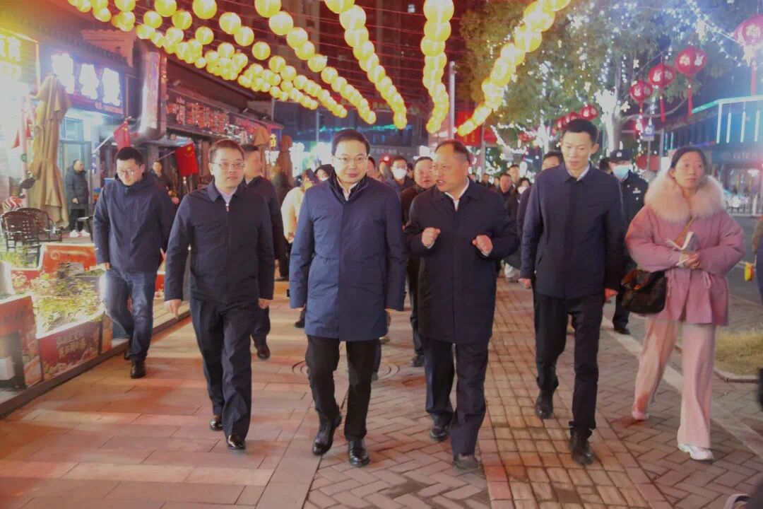 李中何淳寬等市領導與市民群眾共同觀看民俗巡演