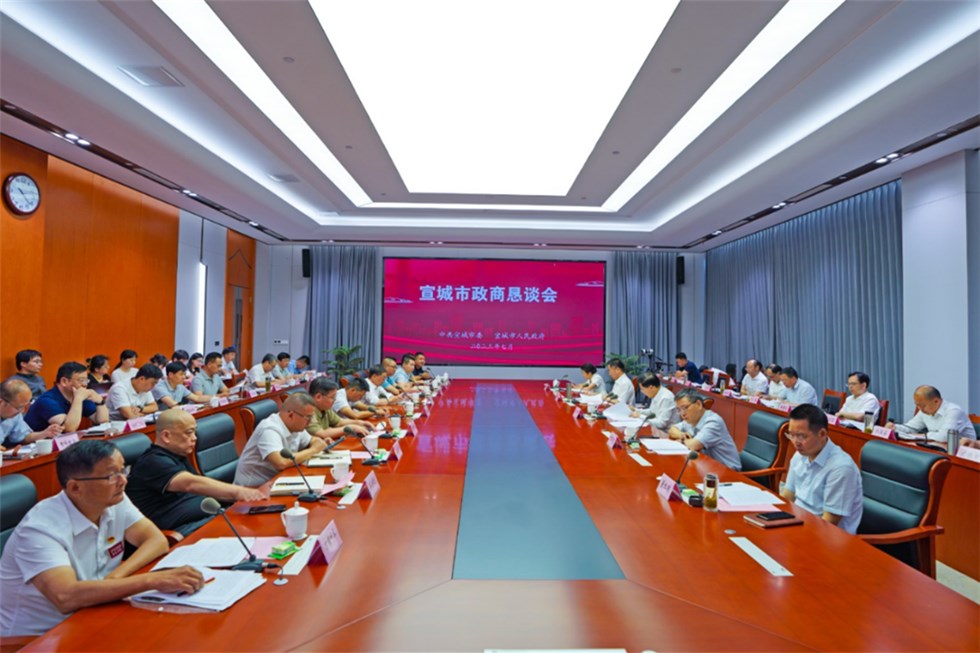 李中在第七期政商恳谈会上强调：为企业服务就是为自己服务 为企业办事就是为自己办事 实现企业发展就是实现地方发展