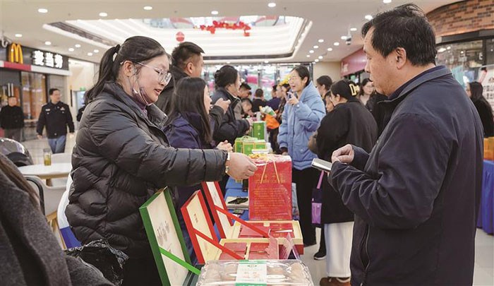 我市“3·15國際消費(fèi)者權(quán)益日”宣傳活動(dòng)在市區(qū)萬達(dá)廣場(chǎng)舉行