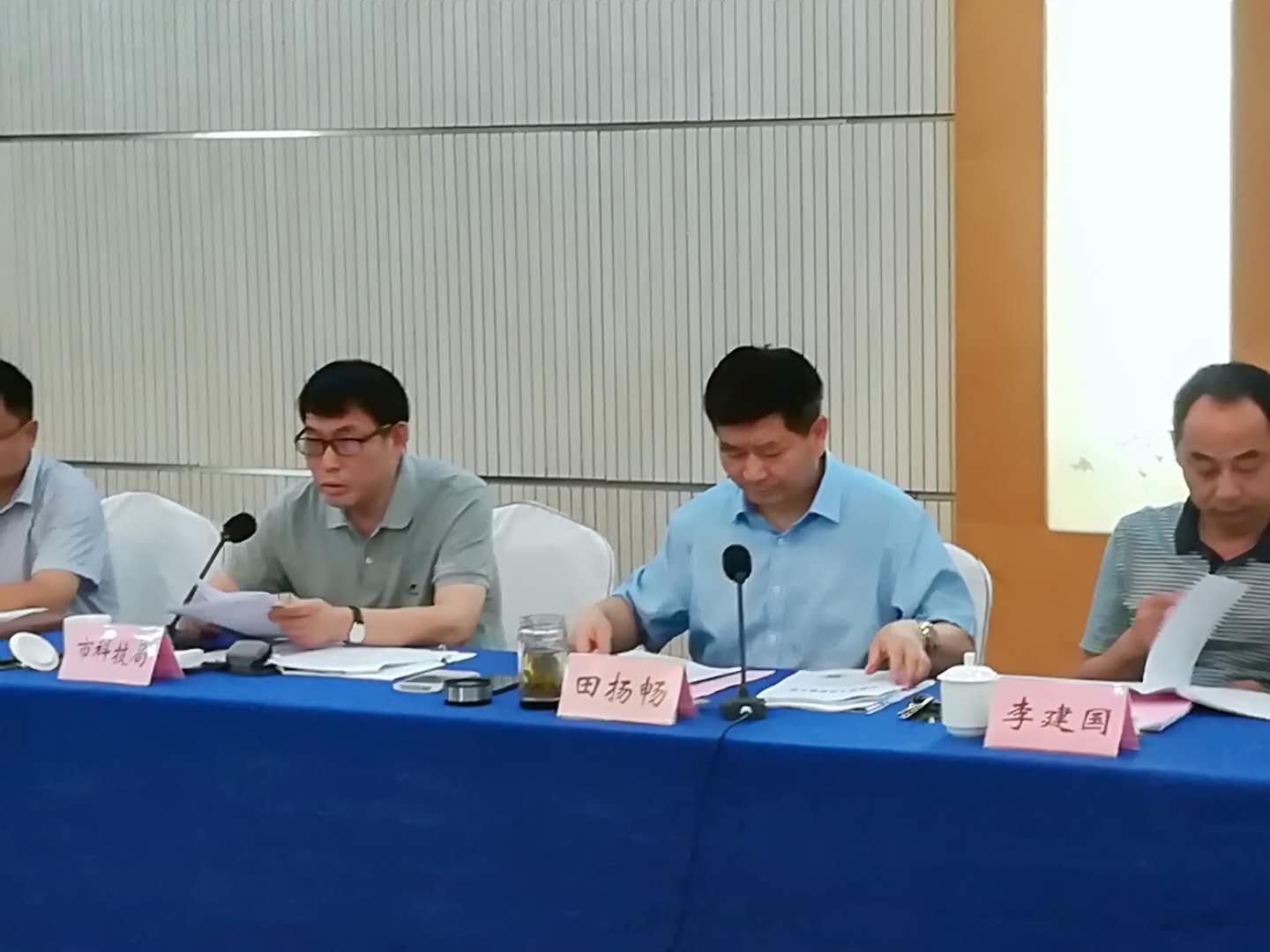 座谈会上,市科技局局长程学龙汇报了我市创新政策措施贯彻落实情况,与