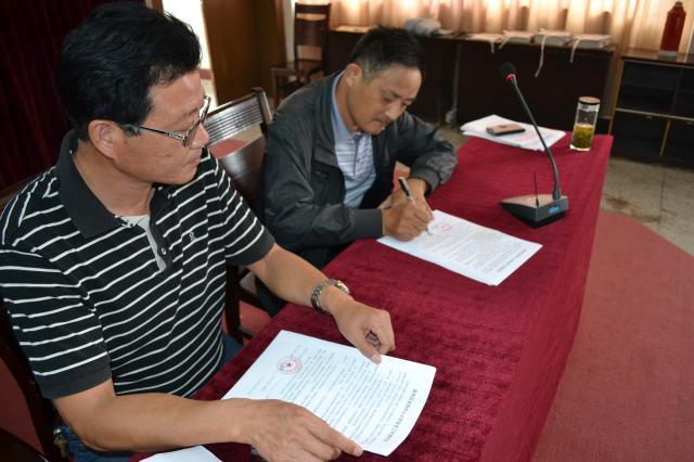 会上,水阳中心小学与校车驾驶员签订了《安全接送学生协议书》86份.