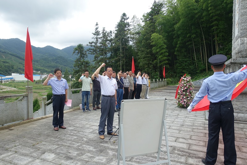 参加活动人员首先来到旌德县版书镇龙川村烈士陵园,全体党员干部怀着