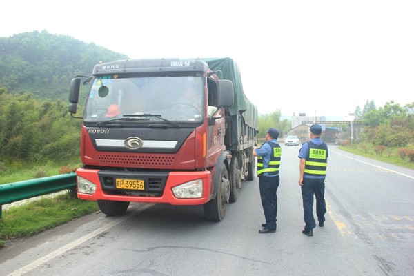 绩溪公路分局错时突击取得治超实效