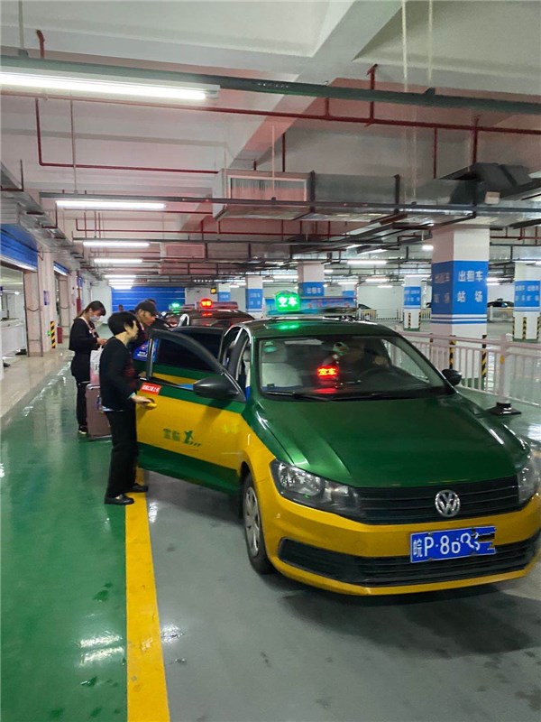 (井然有序的地下出租车站场)