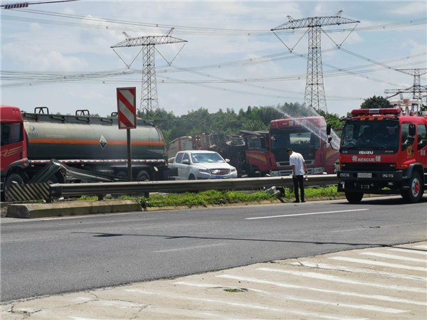 市交通执法支队协助处置一起危险品运输车侧翻事故