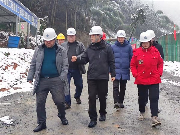 陶晓海一行先后前往港口湾水库灌区石壁山干渠进口和隧洞洞口封闭处