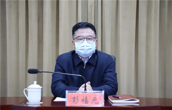 陈忠才,陈向阳,梅长春等县四大班子领导出席会议.