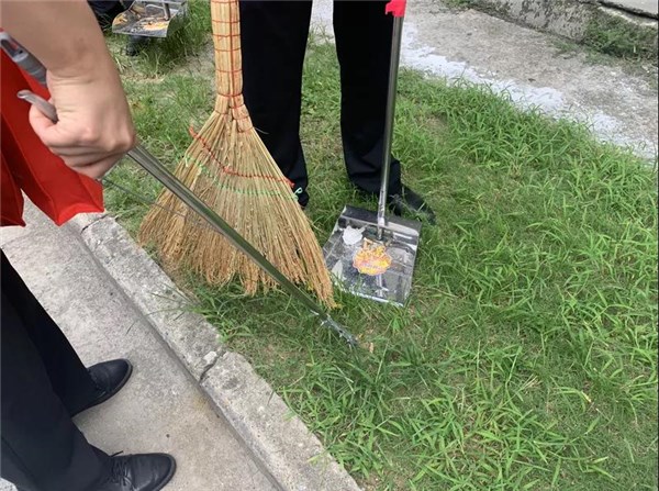 区域的烟头,碎纸屑等杂物,小行动有大作为,"捡烟头"也能捡起城市文明