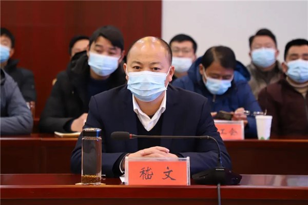 县委常委,宣传部长杨娟主持揭牌仪式.