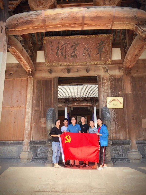 中心全体党员及干部职工通过参观瀛洲镇章氏宗祠,聆听讲解员解读,学习