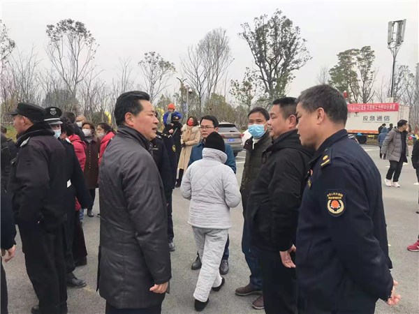 局党组成员,副局长袁启华,市容监察支队负责人王森平陪同.