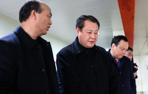 2月22日,新年上班第一天,县委书记王庆武率队赴部分乡镇视察指导农业