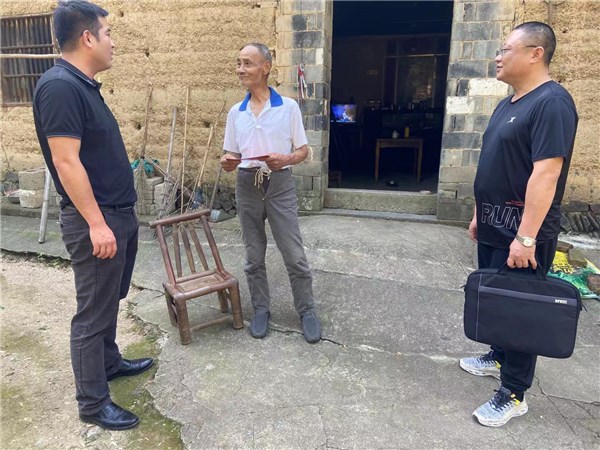 卢村乡党委委员武装部部长占正军到宋陈村走访慰问退役老兵