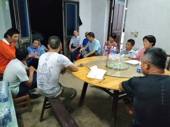 "高峰村村民听到马上要修路了,心里乐开了花.